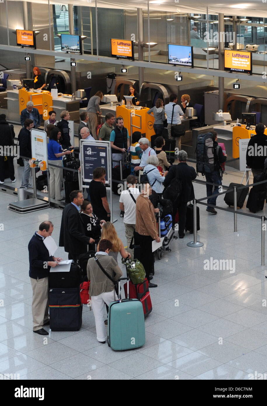 Fluggäste Warten bin Mittwoch (05.09.2012) in München (Oberbayern) bin "Franz-Josef-Strauß" - Flughafen in der Schalterhalle bin Check - Zoll sterben Gewerkschaft Ufo wegdrücken bin Quantenelektrodynamik Stewards Und Stewardessen der Lufthansa Implications, Ihre Arbeit Niederzulegen, if Flüge Wurden Gestrichen. Foto: Tobias Hase Dpa/lby Stockfoto