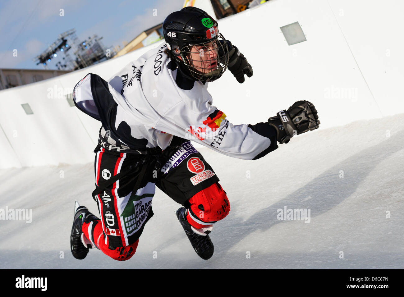 Ein Konkurrent Schlittschuhe in der Red Bull Crashed Ice-Wettbewerb während der internationalen Shoot-out und die Ausscheidungsrunde. Stockfoto