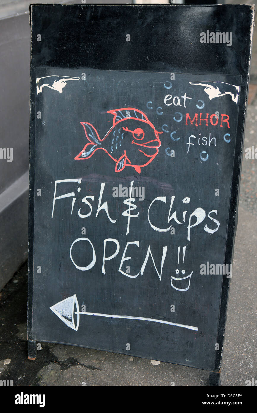 Tafel vor einem Fisch & Chip Shop in Perthshire Dorf von Callander in Schottland Stockfoto
