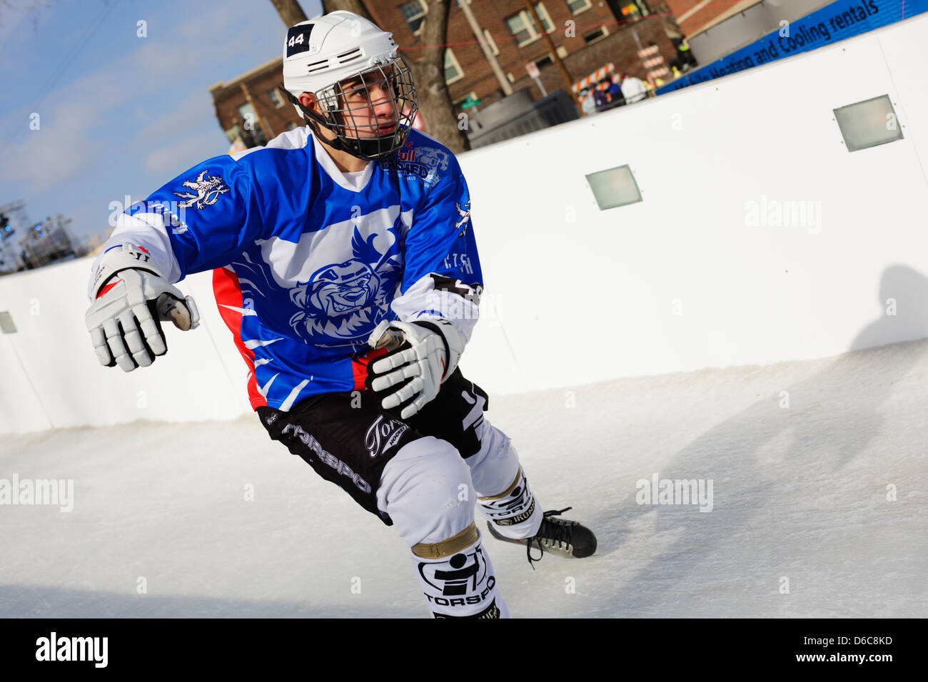 Ein Konkurrent Schlittschuhe in der Red Bull Crashed Ice-Wettbewerb während der internationalen Shoot-out und die Ausscheidungsrunde. Stockfoto