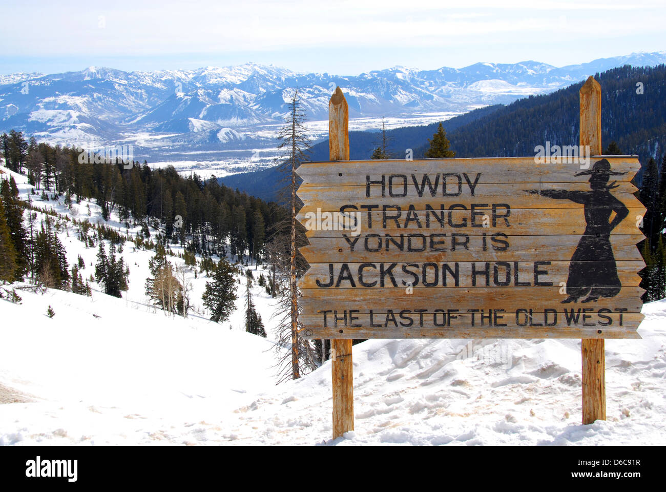 Verkehrszeichen für Jackson Hole in Wyoming, Teton Pass, Winter Stockfoto