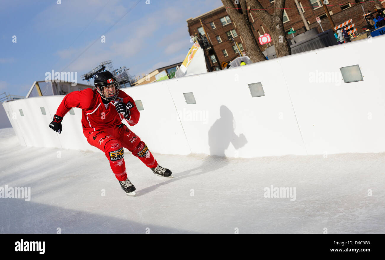 Ein Konkurrent Schlittschuhe in der Red Bull Crashed Ice-Wettbewerb während der internationalen Shoot-out und die Ausscheidungsrunde. Stockfoto