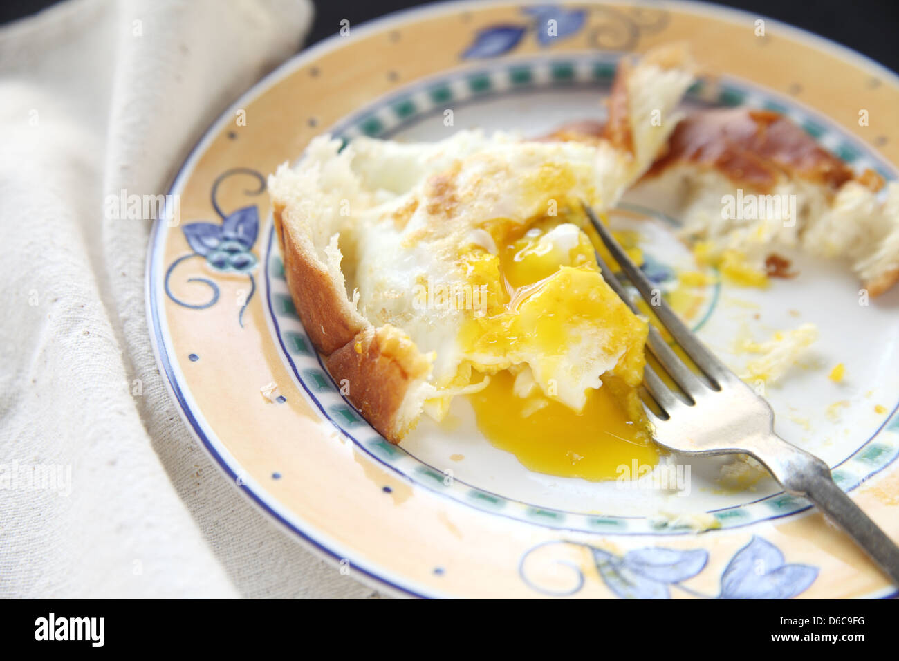 teilweise gegessen Frühstück mit Eiern und Brot auf dekorative Platte Stockfoto