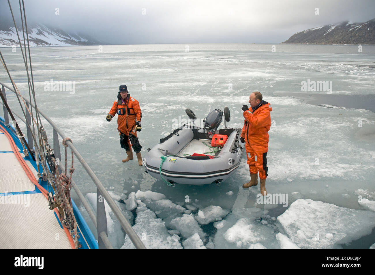 zodiac im Eis in Svalbard, der im Sommer von einem Sturm für die Nacht in der Hocharktis abgeholt wird. Stockfoto