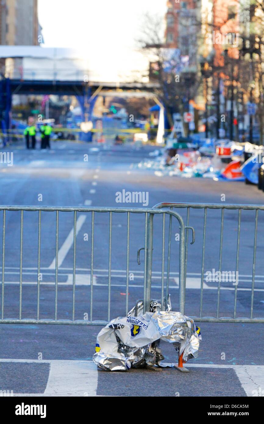 Boston, MA, USA. 16. April 2013.  Polizei bewacht Eingang Boylston Street-Bereich in der Nähe der Ziellinie des Boston-Marathons 2013 am Tages nach den Explosionen. Bildnachweis: Shaun Ramsay/Alamy Live-Nachrichten Stockfoto