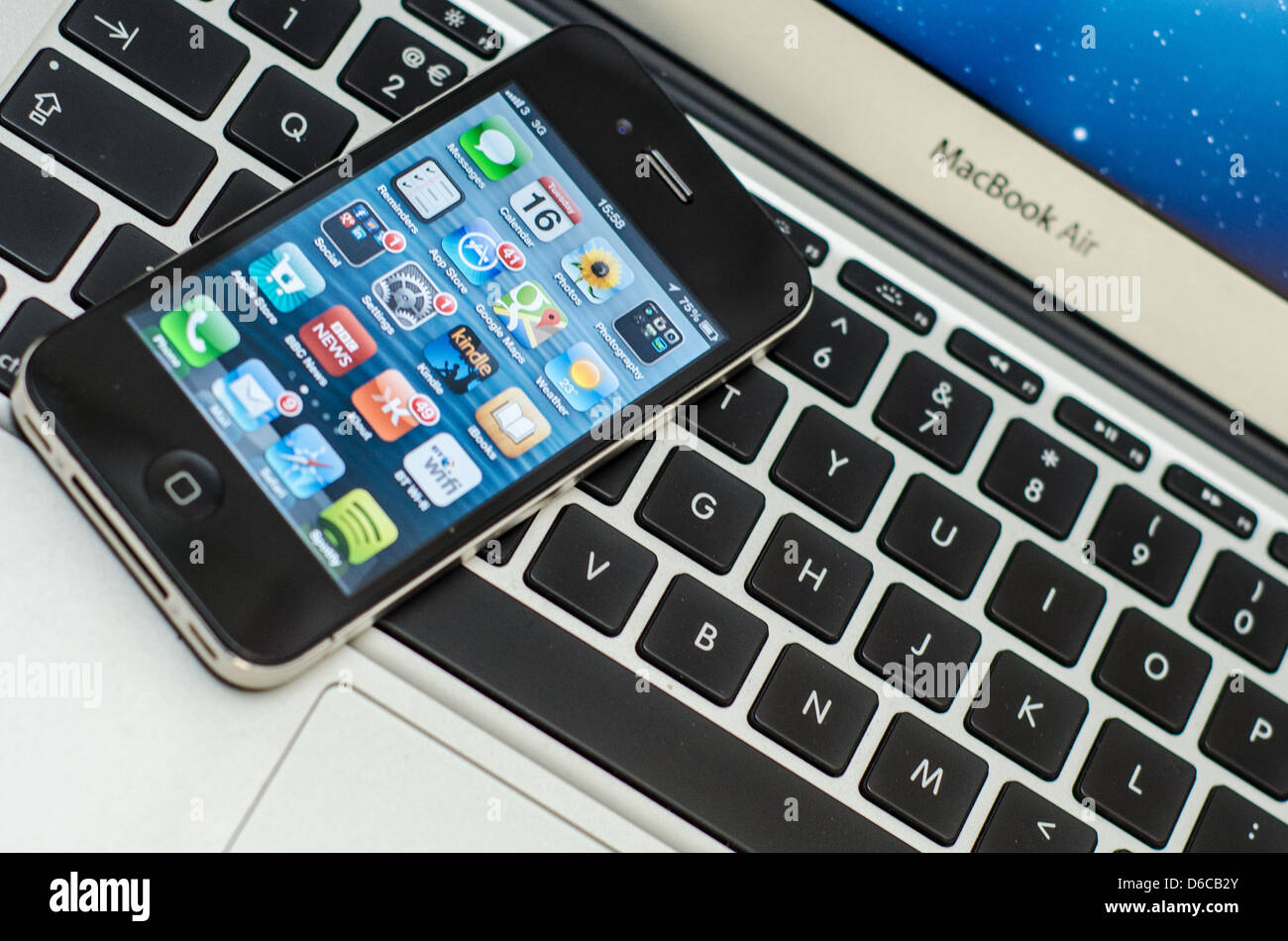 Apple iPhone am Macbook Air Tastatur liegen Stockfoto