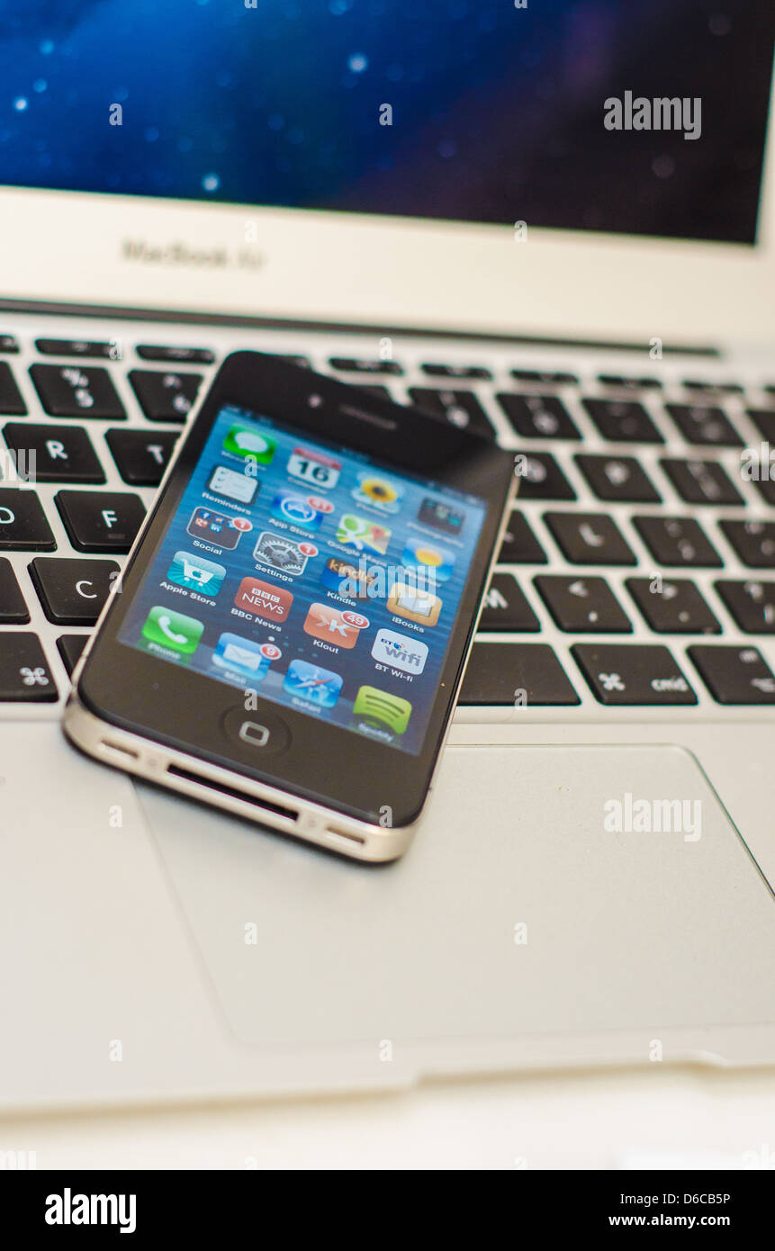 Apple iPhone am Macbook Air Tastatur liegen Stockfoto