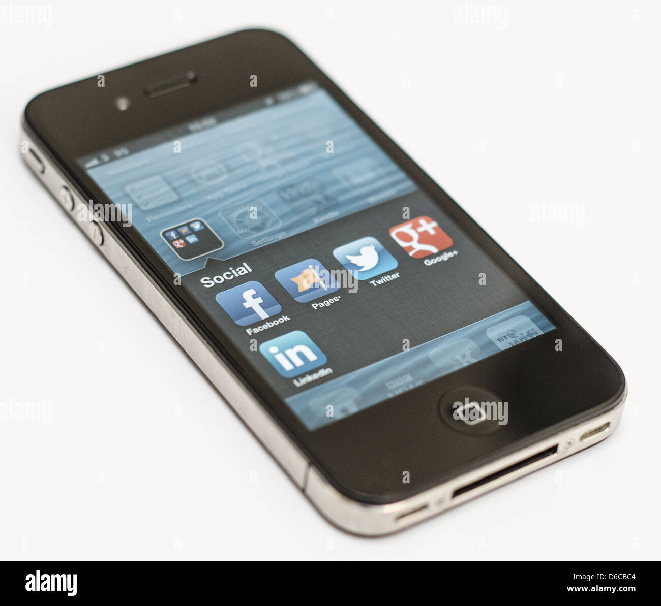Apple iPhone auf weißem Hintergrund zeigen eine Auswahl der social Media-Anwendungen - Facebook, Twitter, Google +, LinkedIn. Stockfoto