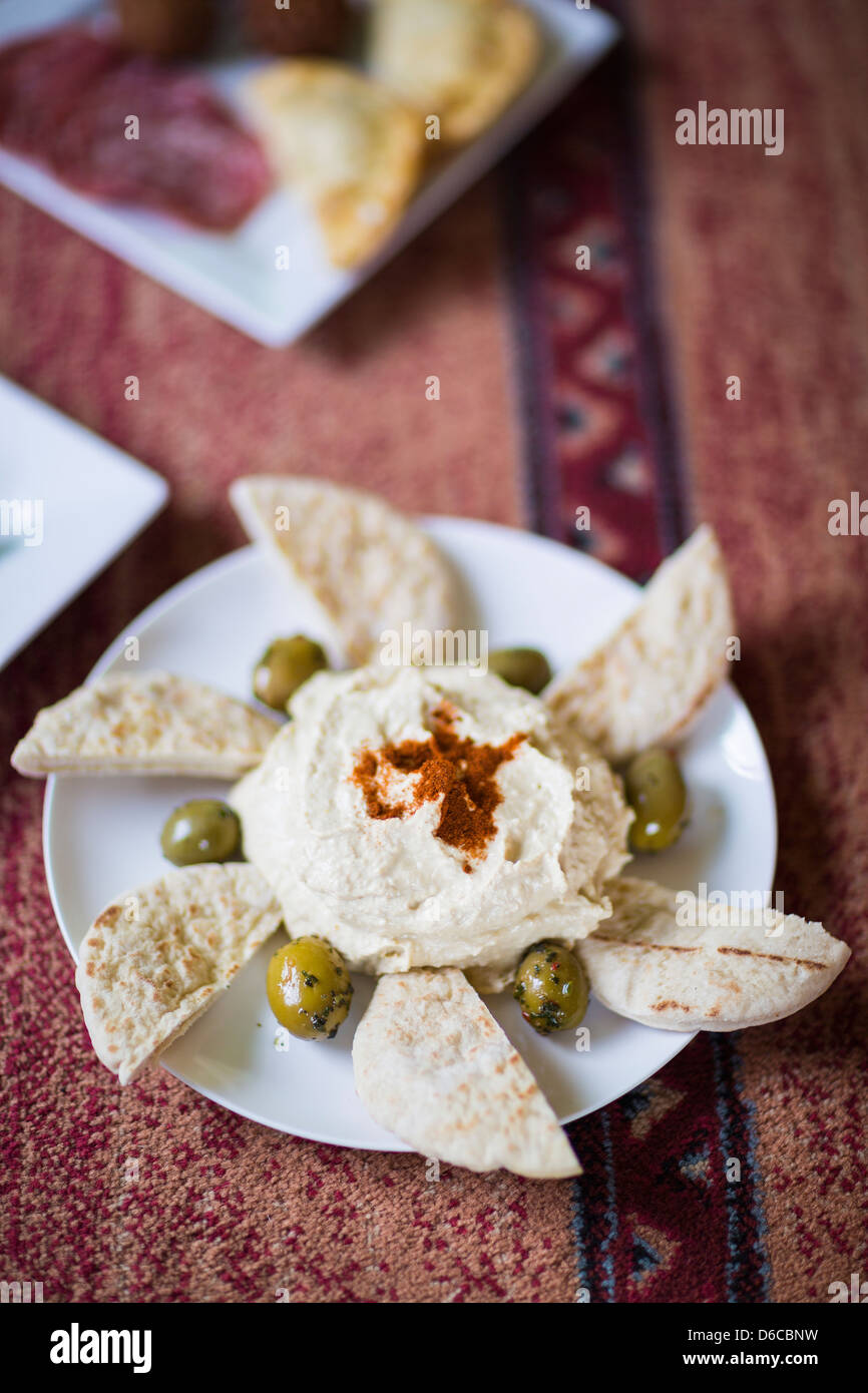 Hummus Houmous Pitta-Brot und Oliven Stockfoto