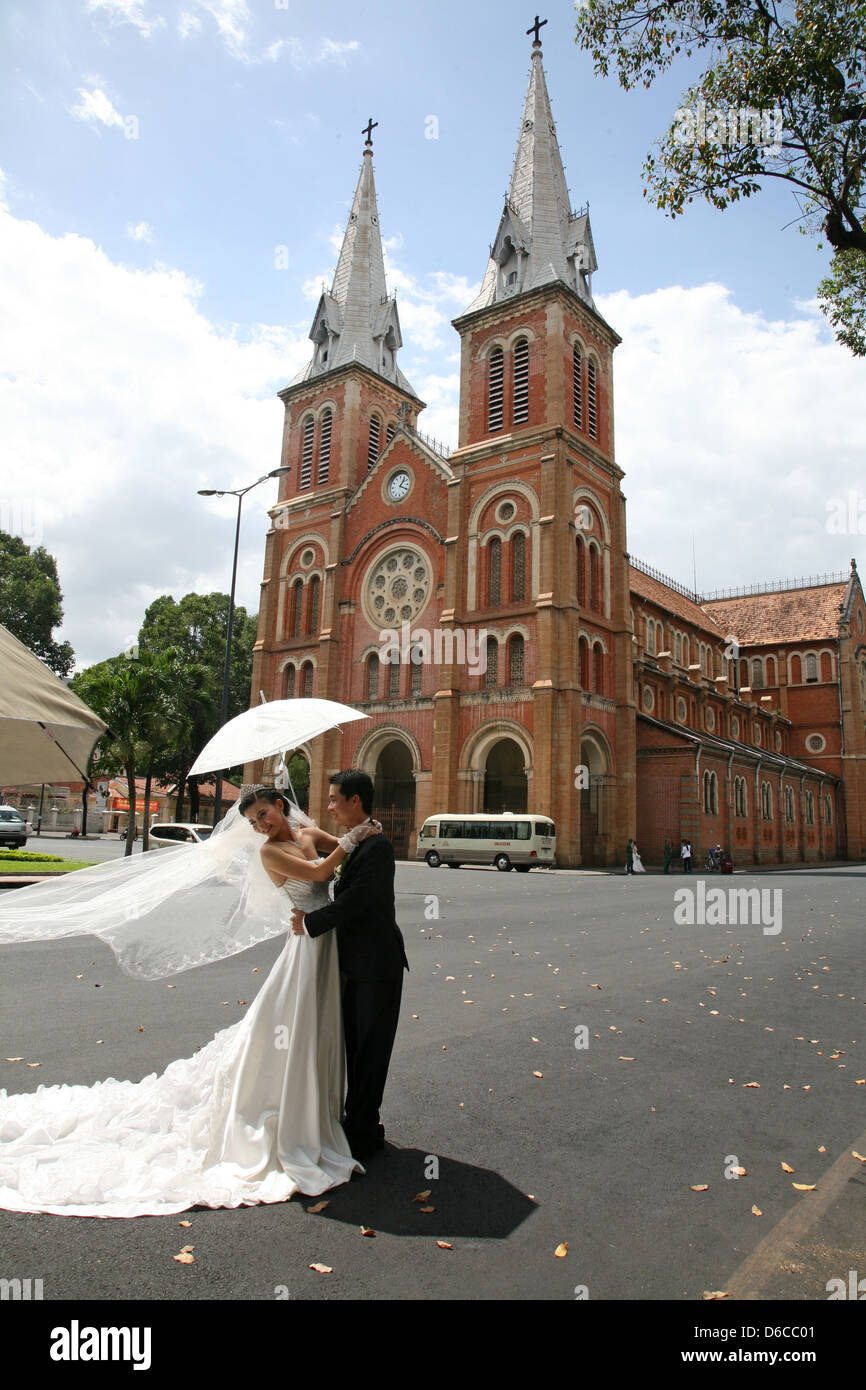 Vor der Kathedrale Notre Dame heiraten Stockfoto