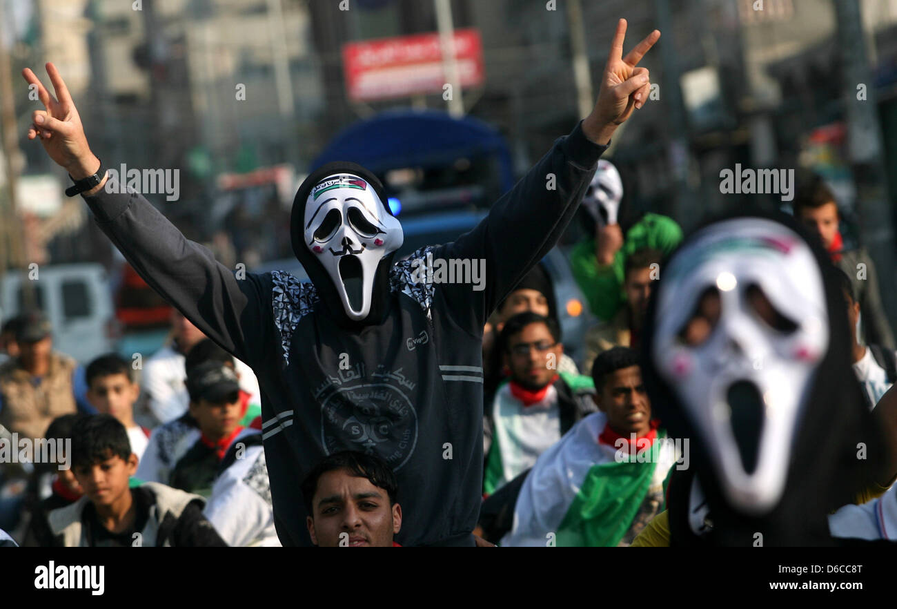 16. April 2013 - Rafah, Gaza-Streifen, Palästinensische Autonomiegebiete - Mitglieder der palästinensischen Jugend Skate Team Verschleiß Ghost Face Masken nehmen sie Teil an einer Rallye zur Solidarität mit palästinensischen Gefangenen in israelischen Gefängnissen vor palästinensischen Gefangenen in südlich von Gaza Streifen Stadt Rafah am 16. April 2013 (Credit-Bild: © Eyad Al Baba/APA Images/ZUMAPRESS.com) Stockfoto