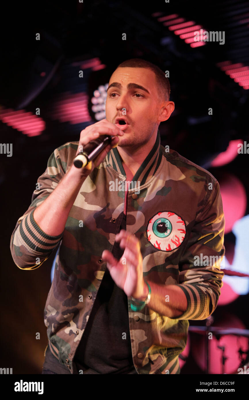 Musiker Sanger Und Songwriter Charlie Brown Spielt Im Rahmen Der Bridge Club Chelsea Football Club Fulham Uk Stockfotografie Alamy