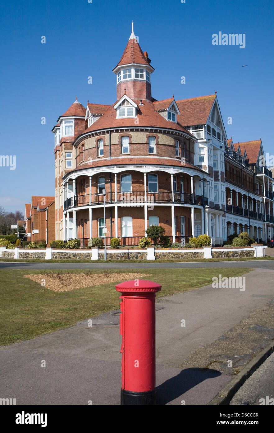 Wohnungen in großen ehemaligen Hotel an der Esplanade, Frinton on Sea, Essex, England Stockfoto