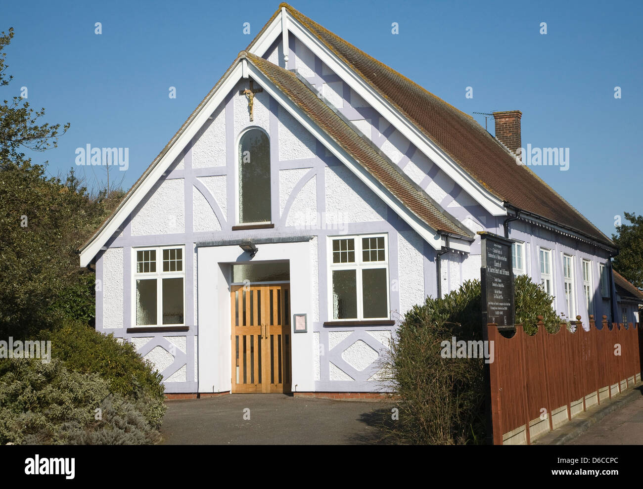 Römisch-katholische Kirche des Heiligsten Herzens Jesu und St. Francis, Frinton on Sea, Essex, England Stockfoto