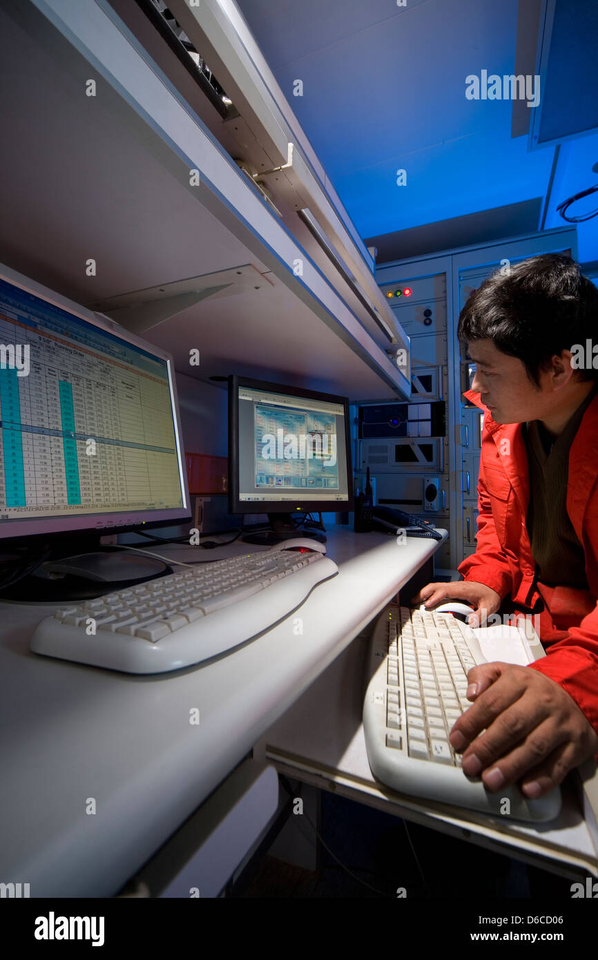 Schlamm Protokollierung Geologe in Schlamm Log Leitwarte Anzeigen von Ergebnissen aus onshore-Öl und Gas Exploration Rig Website Irakisch-Kurdistan-Irak Stockfoto