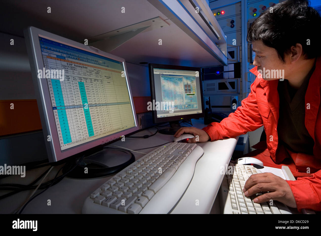 Schlamm Protokollierung Geologe in Schlamm Log Leitwarte Anzeigen von Ergebnissen aus onshore-Öl und Gas Exploration Rig Website Irakisch-Kurdistan-Irak Stockfoto