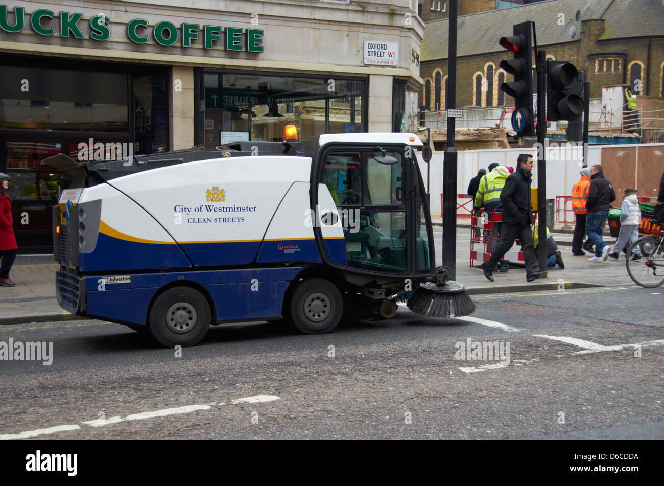 Kehrmaschine auf der Oxford Street in London. Stockfoto