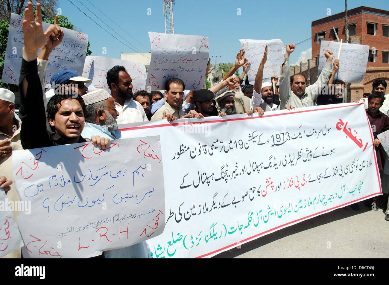 Aktivisten der alle vierten Klasse Employees Association chant Parolen gegen nicht-Thema der allgemeinen Unterstützungskasse (GP) bei Protestkundgebung in Peshawar Club auf Dienstag, 16. April 2013 drücken. Stockfoto