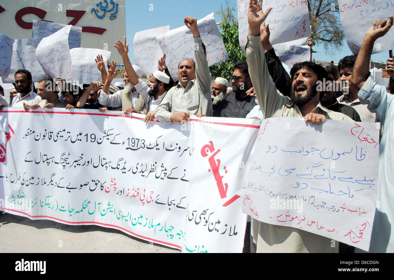 Aktivisten der alle vierten Klasse Employees Association chant Parolen gegen nicht-Thema der allgemeinen Unterstützungskasse (GP) bei Protestkundgebung in Peshawar Club auf Dienstag, 16. April 2013 drücken. Stockfoto