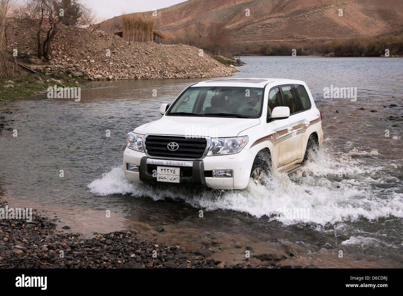 4 x 4 Toyota Landcruiser Fahrzeug im Fluss Dokan, Irakisch-Kurdistan im Nordirak Stockfoto