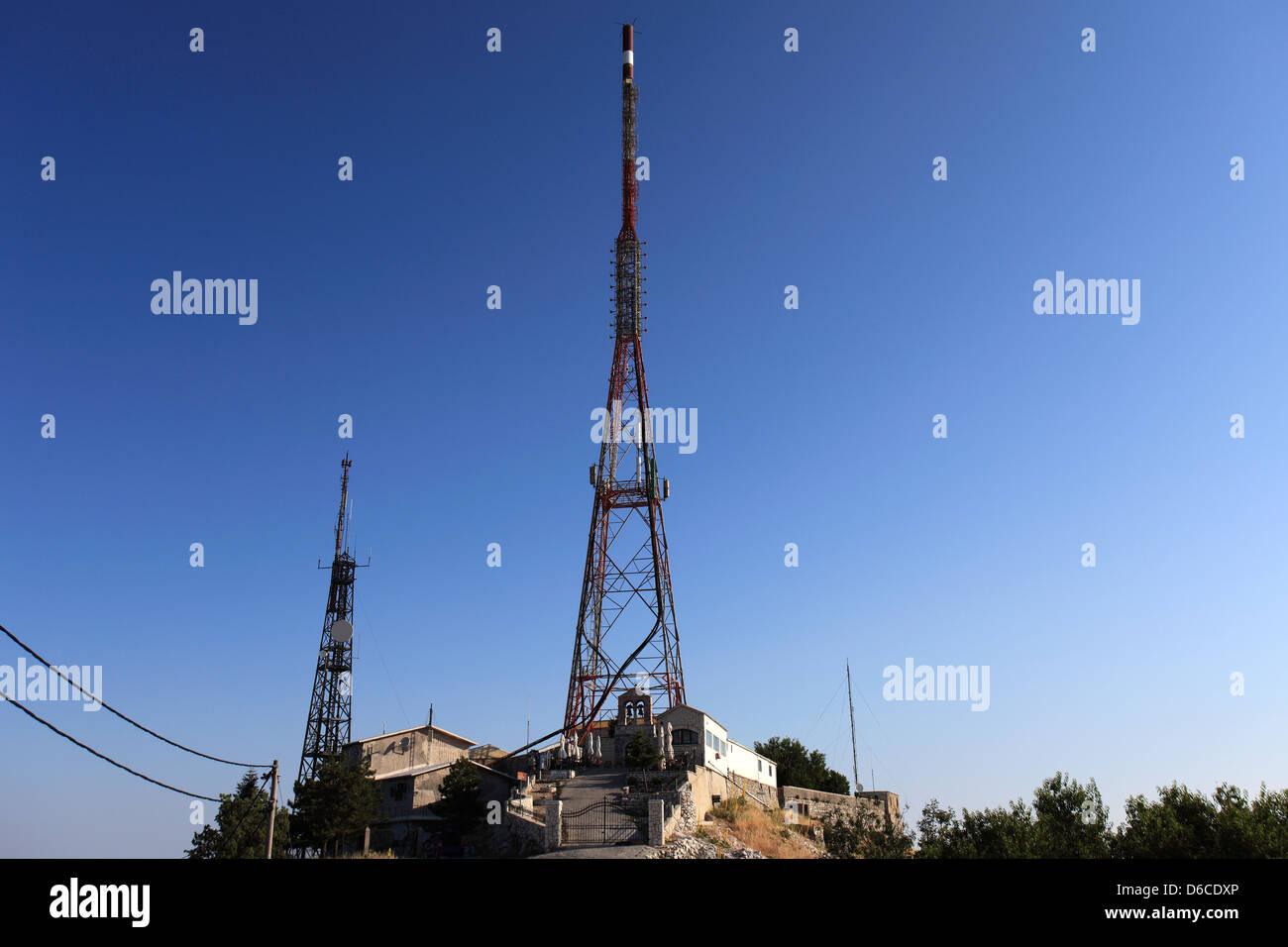 Kommunikation-Türme auf dem Gipfel des Pantokrator Berg, Gemeinde Thimali, Korfu, Griechenland. Stockfoto