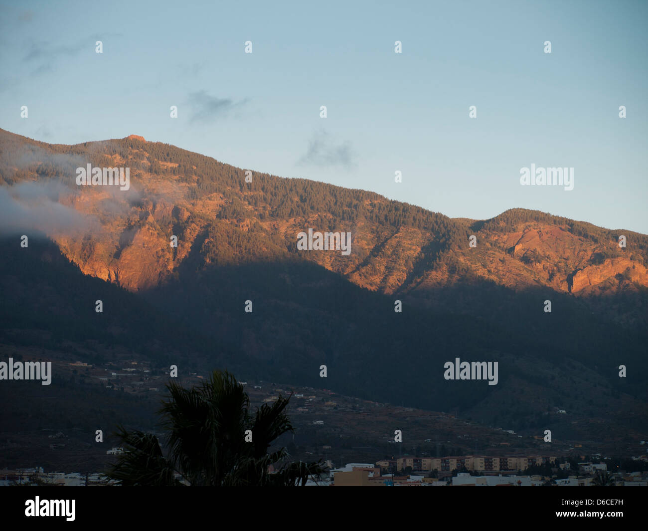 Sonnenaufgang über den Bergrücken und natürlichen Park von Corona Forestal in Teneriffa Spanien, gesehen von Guimar Stockfoto