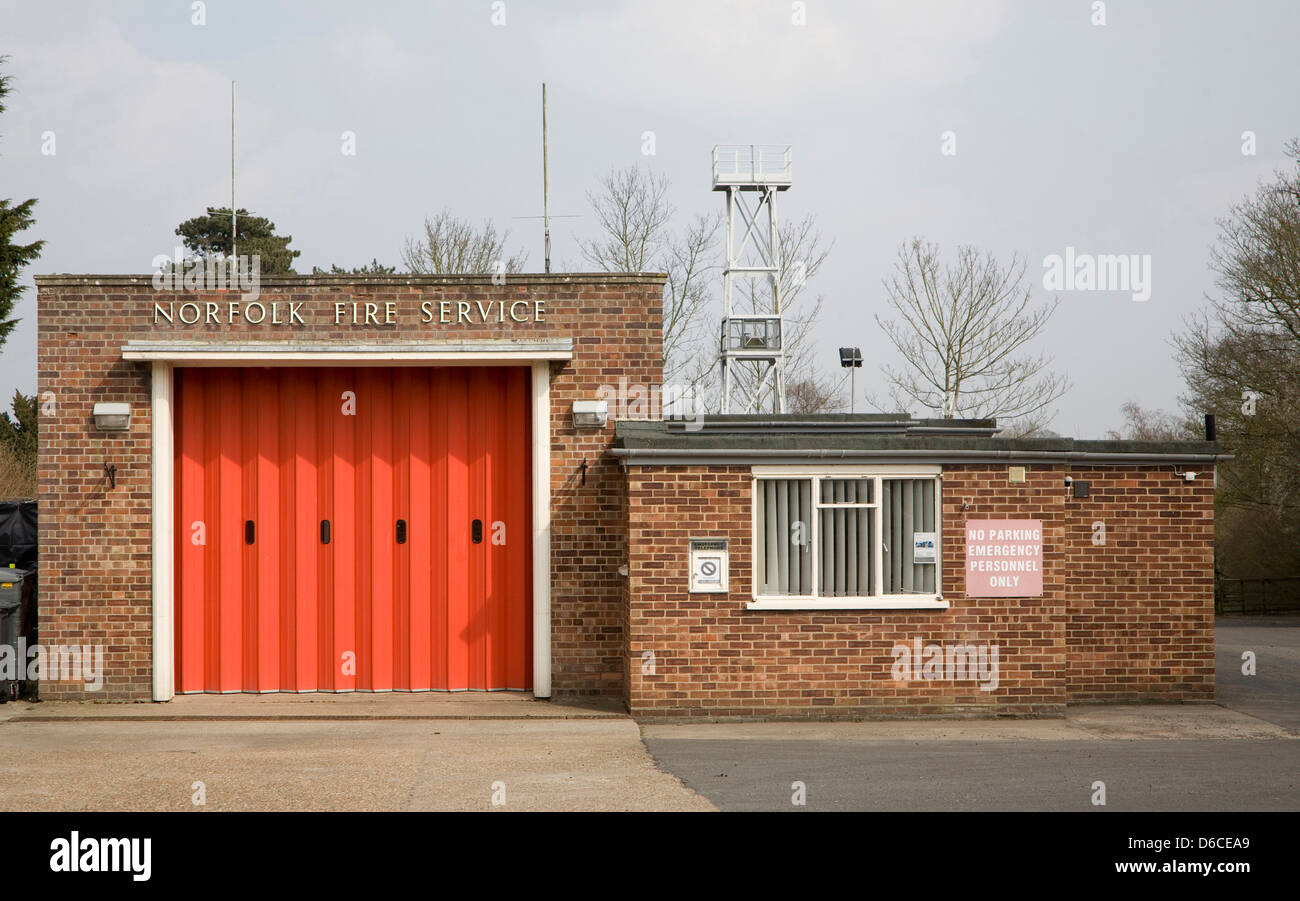 Rote Türen des kleinen Feuerwache am Loddon, Norfolk, England Stockfoto