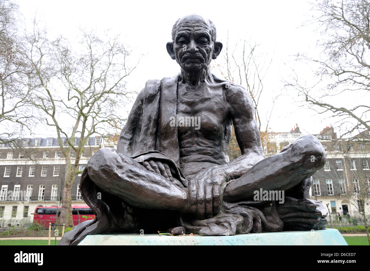 London, England, Vereinigtes Königreich. Statue (1968) von Mahatma Gandhi (1869-1948) von Fredda brillant (1903-99) am Tavistock Square. Stockfoto