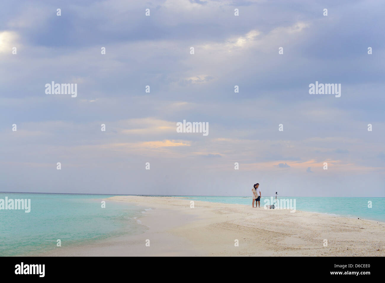 Paar zu fotografieren sich auf einem sandigen Spucke auf Kuramathi Island auf den Malediven. Stockfoto