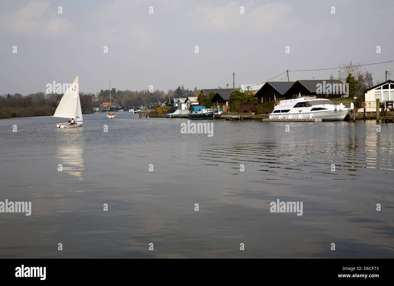 Boote am Fluß Yare aus Surlingham, Norfolk, England Stockfoto