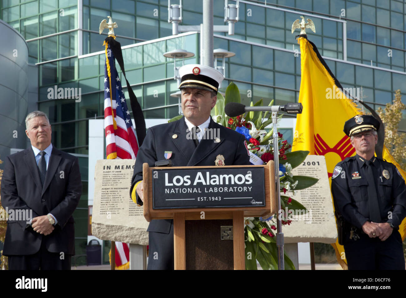 Albuquerque Feuerwehrchef hilft Lab Jahrestags des 9/11 Stockfoto