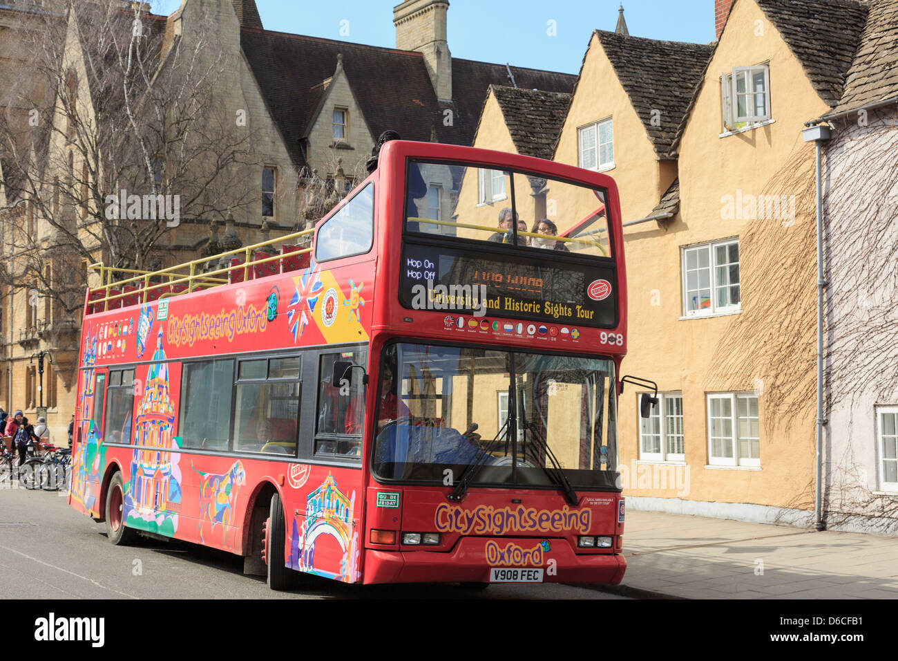 Rote Hop-on-Hop-off Touristen Sightseeing Bus auf Universität und historischen Sehenswürdigkeiten Tour durch die Stadt. Oxford, Oxfordshire, England, Großbritannien, Großbritannien Stockfoto