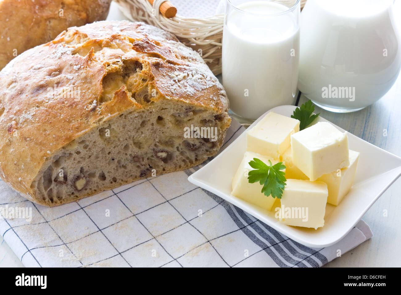 Ein frisch gebackenes Brot selbstgebackenes Brot mit reifer Käse und Walnüssen Stockfoto