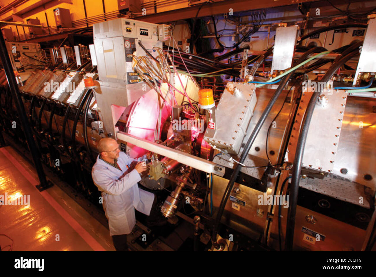 Das Foto von 2010 der Dual-Axis Radiographic Hydrodynamic Test Facility (DARHT) im Los Alamos National Laboratory zeigt die neuesten Tests von Atomwaffen. Die Anlage spielt eine Schlüsselrolle in der Kernphysik und der Waffenforschung. Stockfoto