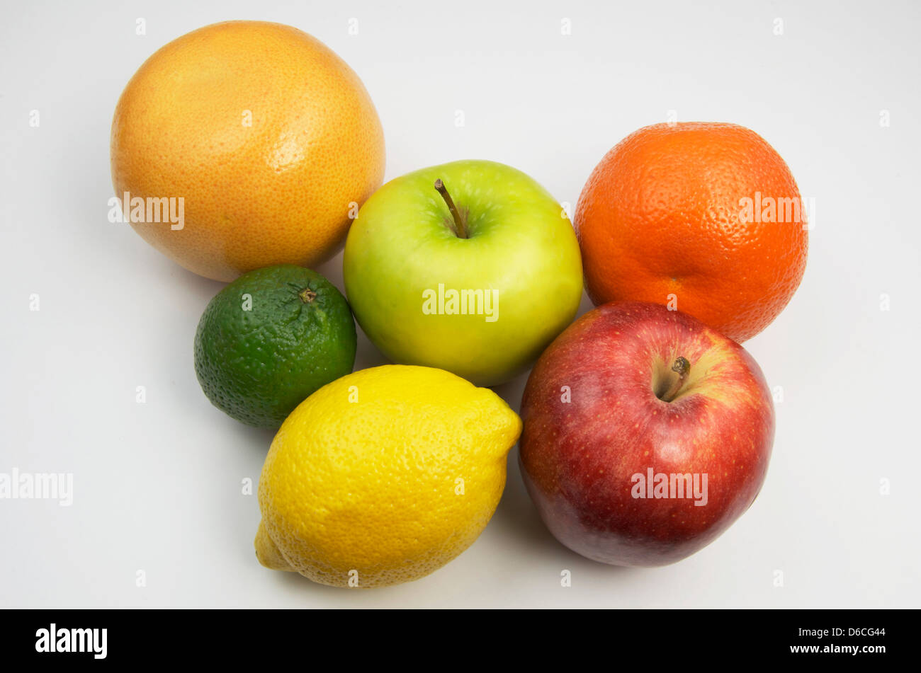 Gemischte Früchte in seiner ganzen Form.  Grapefruit, Apfel, Zitrone, Lime, Orange. Stockfoto