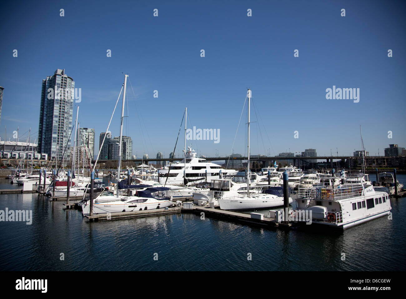 Boote am False Creek, Vancouver Stockfoto
