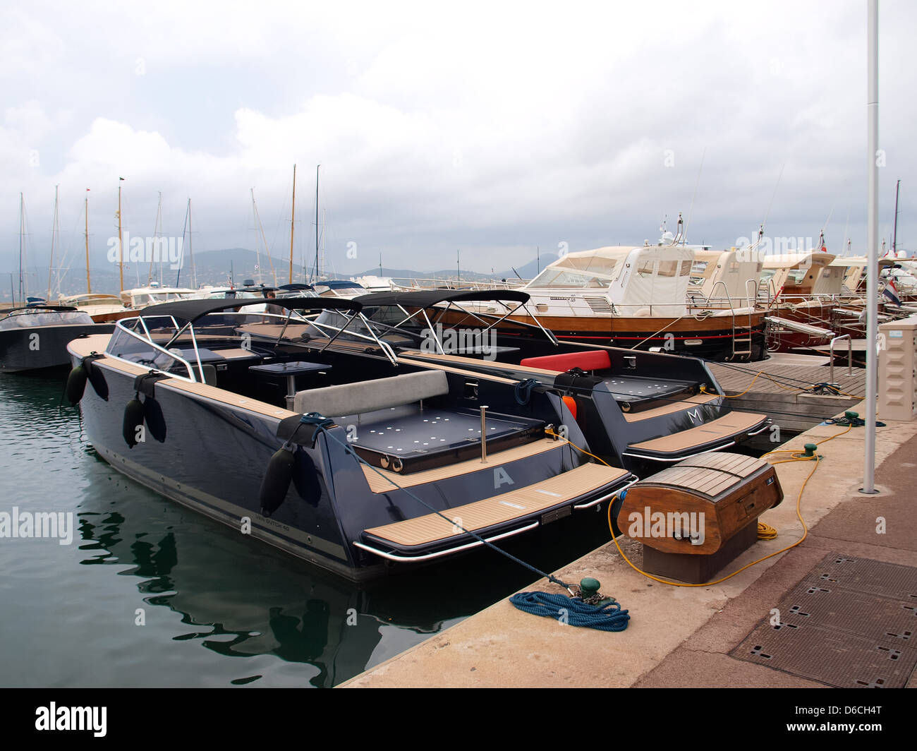 Boote in Saint Tropez angedockt. Stockfoto