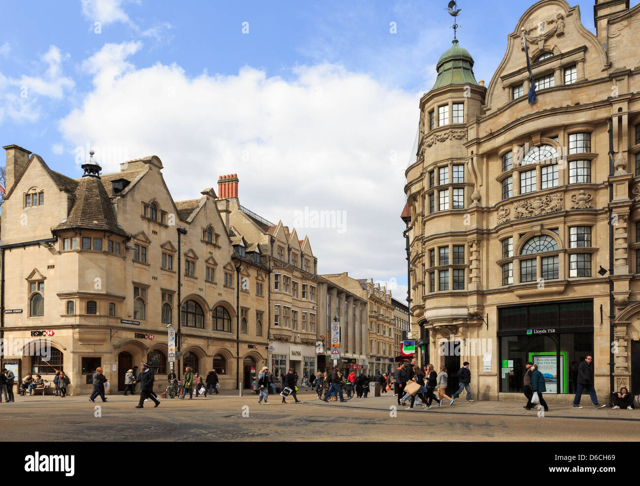 Oxford Oxfordshire England UK. HSBC und Lloyds TSB Banken über die Kreuzung der High Street und Cornmarket Street im alten Zentrum der Stadt Stockfoto