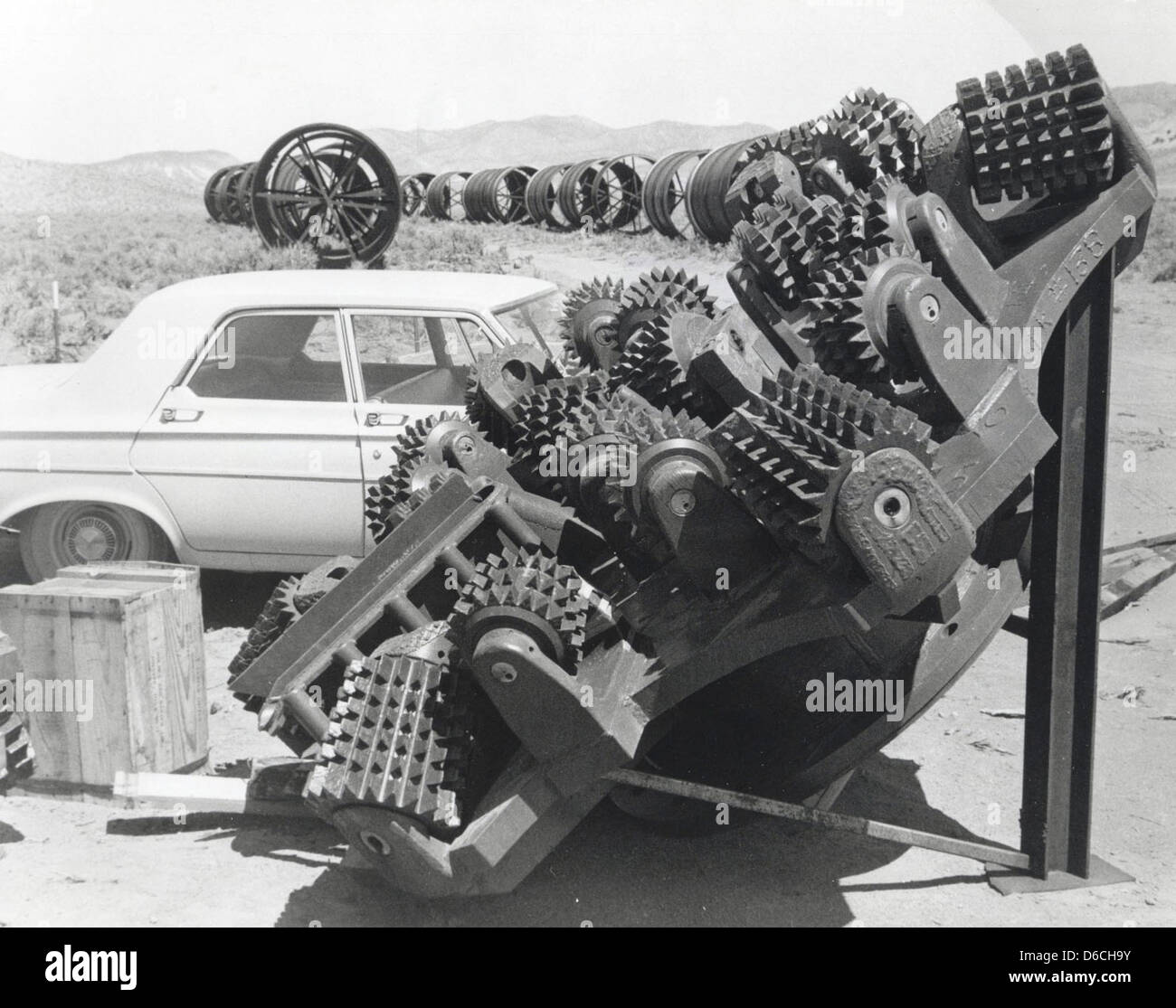 Dieses Bild zeigt einen 140-Zoll-Bohrer, der im Los Alamos National Laboratory verwendet wird, Teil der wissenschaftlichen Operationen im Zusammenhang mit der Atomforschung. Die Bohrkrone war ein wichtiges Werkzeug für geologische und experimentelle Untersuchungen im Labor und spiegelte den Umfang der Ausrüstung wider, die für fortgeschrittene wissenschaftliche Arbeiten verwendet wurde. Stockfoto