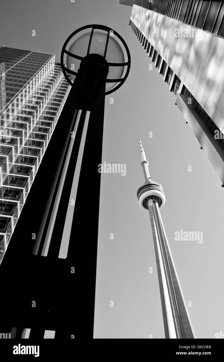 CN Tower in den Schatten gestellt durch Hochhäuser und Straßenlaternen Stockfoto