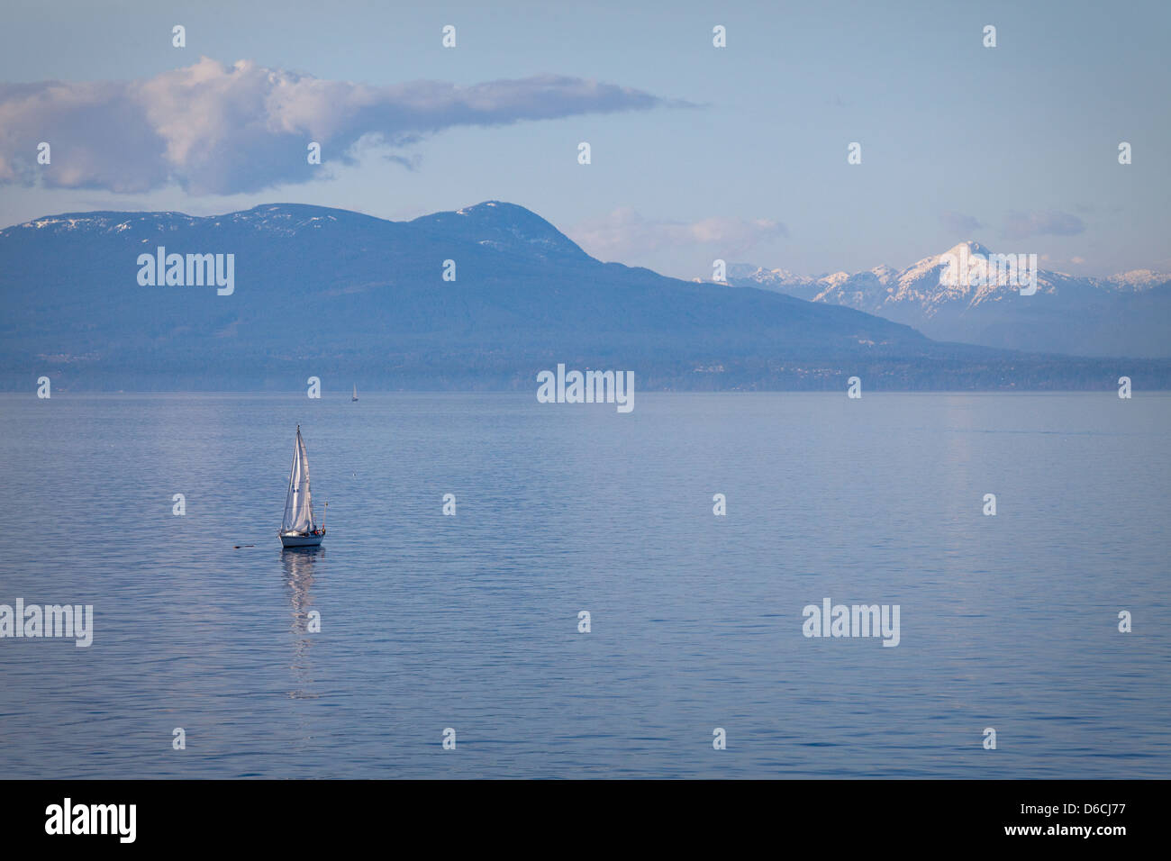 Segelboot, gesehen von der Vancouver Island-Fähre, Vancouver, Kanada Stockfoto