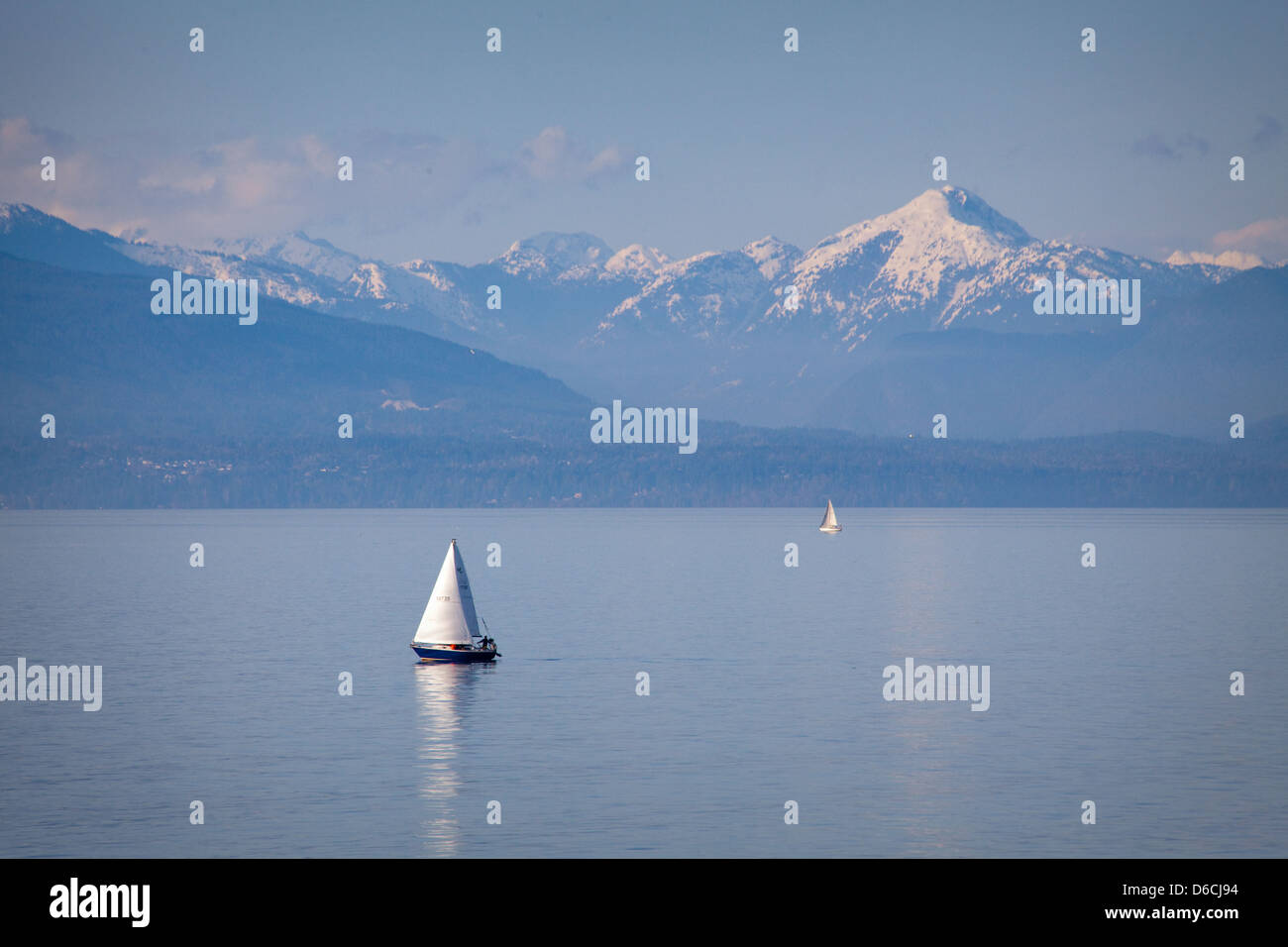 Segelboote, gesehen von der Vancouver Island-Fähre, Vancouver, Kanada Stockfoto