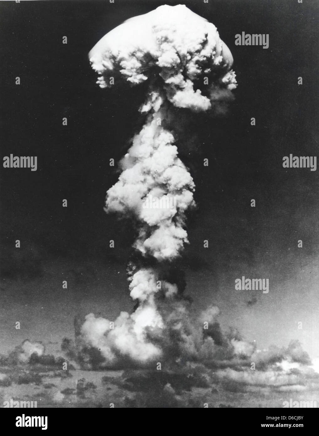 Crossroads ABLE 94 227 ist ein wichtiger Teil der Geschichte des Los Alamos National Laboratory. Es bezieht sich auf die Atomtests, die während der Entwicklung der Atombombe durchgeführt wurden. Dieses Ereignis war entscheidend für die Weiterentwicklung der Kernwaffen und der Atomenergie. Stockfoto