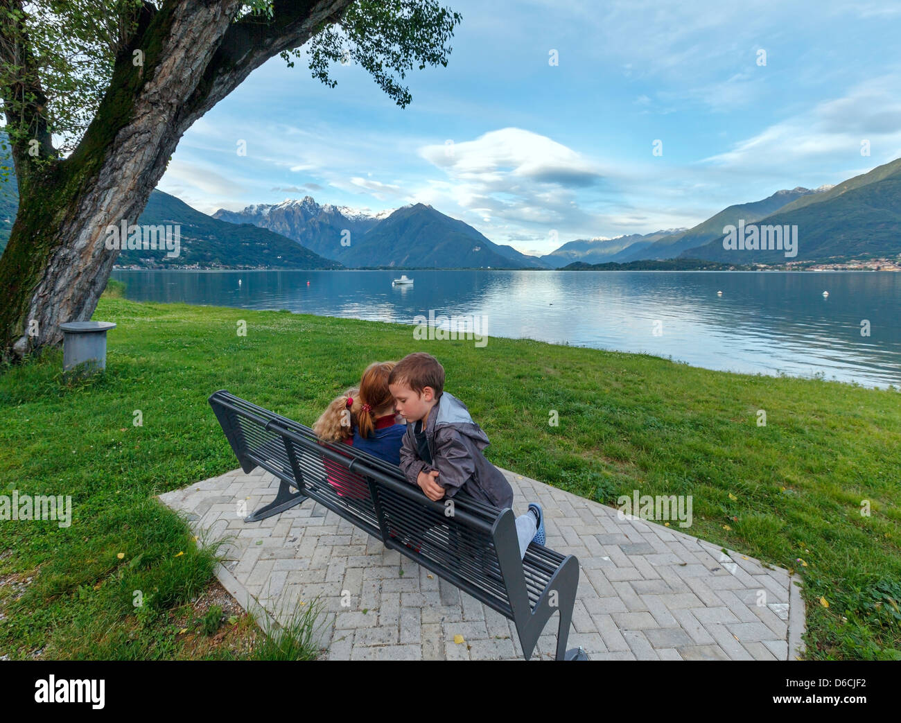 Comer See Abend Ansicht (Italien) und Familie ruht auf Bank Stockfoto