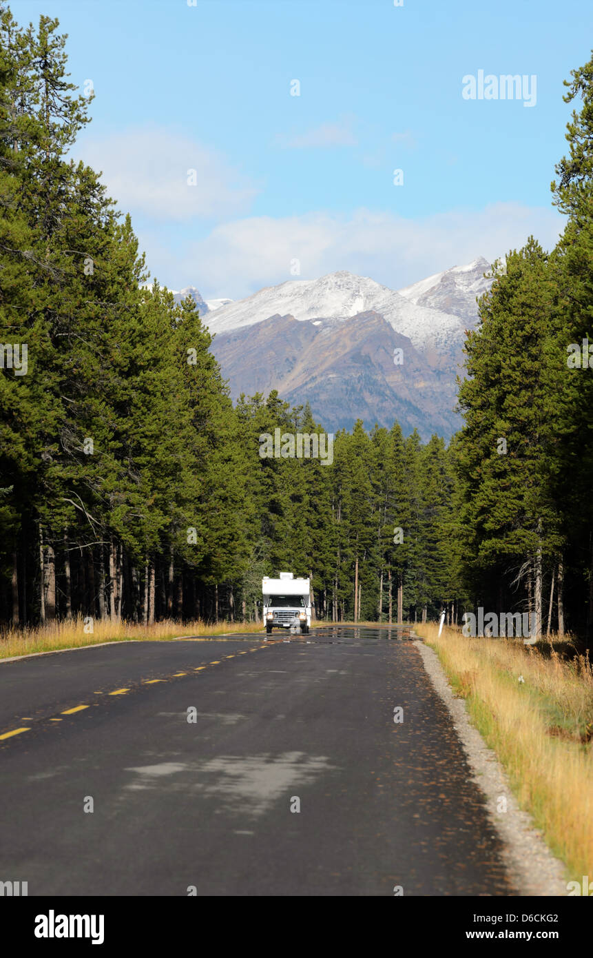 Wohnmobil fahren entlang Bow Valley Parkway im Banff-Nationalpark Alberta Kanada Stockfoto