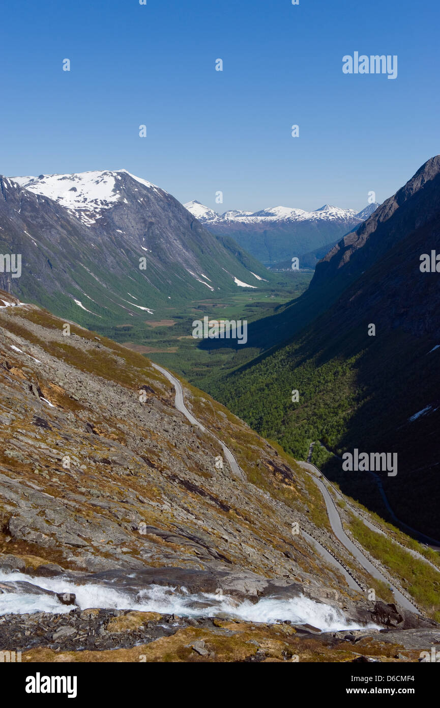 Wasserfall und kurvenreiche Straße Trollstigen, Trolle Weg, Norwegen, Skandinavien, Europa Stockfoto