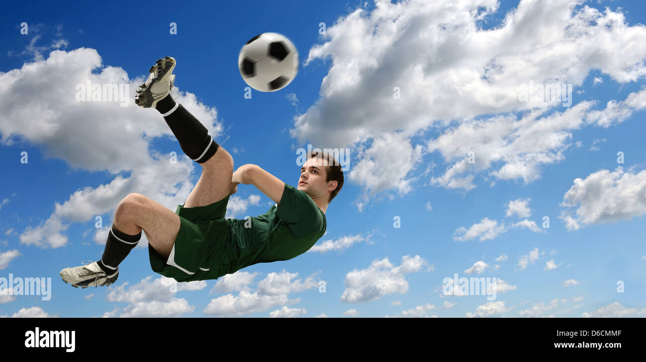 Fußball-Spieler treten Ball an sonnigen Tag Stockfoto