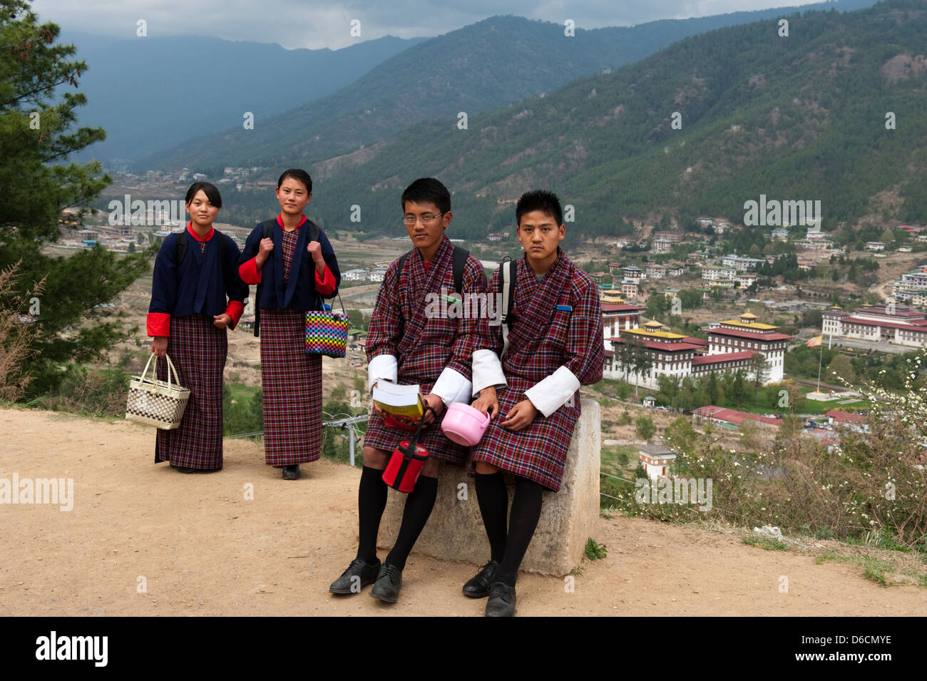 Thimphu, Bhutan, Studenten und Schüler, im Kostüm, Kira und Goh Stockfoto