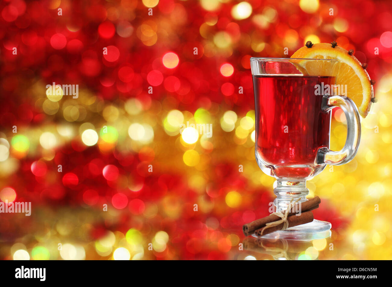Glühwein über Weihnachtsdekoration Stockfoto