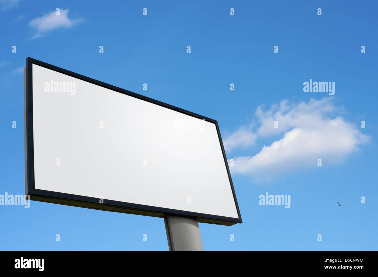 Große weiße Werbewand am blauen Himmel Stockfoto